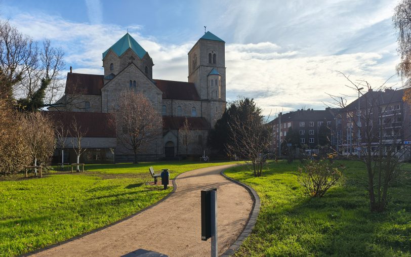 So sieht die neugestaltete Grünfläche an der Hauptstraße / Kurhausstraße aus. Es wurden neue Bauerngartenpflanzen und weitere Gehölzer gepflanzt.