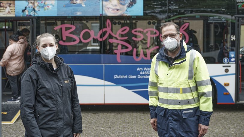 Jennifer Metzlaff vom DRK hatte die organisatorische Leitung und Florian Adamek aus dem OB-Büro wiesen den Menschen den Weg zur Impfung.