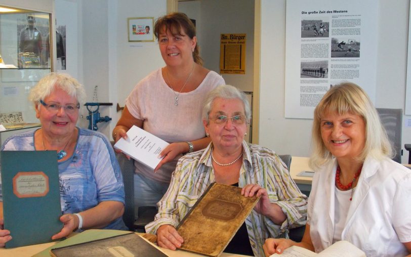 v.l. Christel Mannke, Martina Koch vom Stadtarchiv, Maria Greifenberg, Sylvia Scholle.