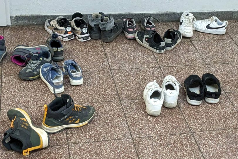 Lese-Projektwoche an der Grundschule Laurentius: Schuhe müssen vor der Turnhalle geparkt werden.