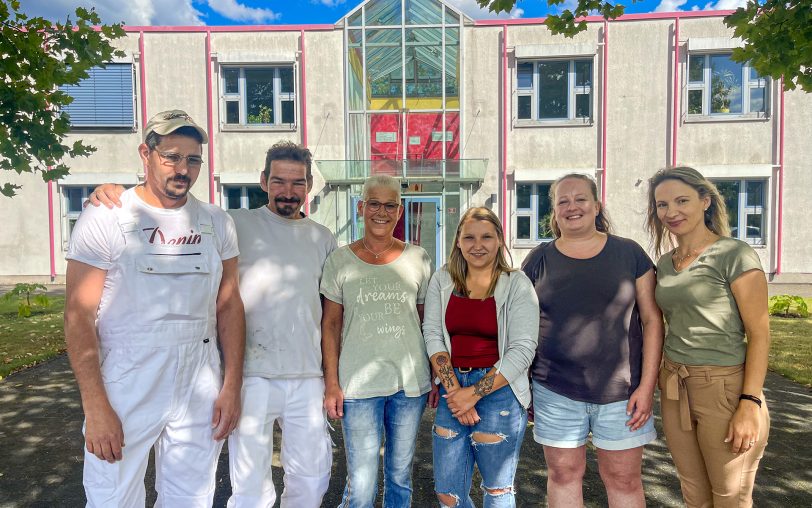 Erfolgreiche Beschäftigtenqualifizierung bei der Gemeinnützigen Beschäftigungsgesellschaft Herne: (v.li.) Michael Schwind, Thomas Grduszak (beide Maler und Lackierer), Kerstin Wiemann (Kinderpflegerin), Vanessa Drechsel (Erzieherin), Julia Latza (PiA-Ausbildung zur Erzieherin) und Chrysoula Alexopoulou (Kinderpflegerin).