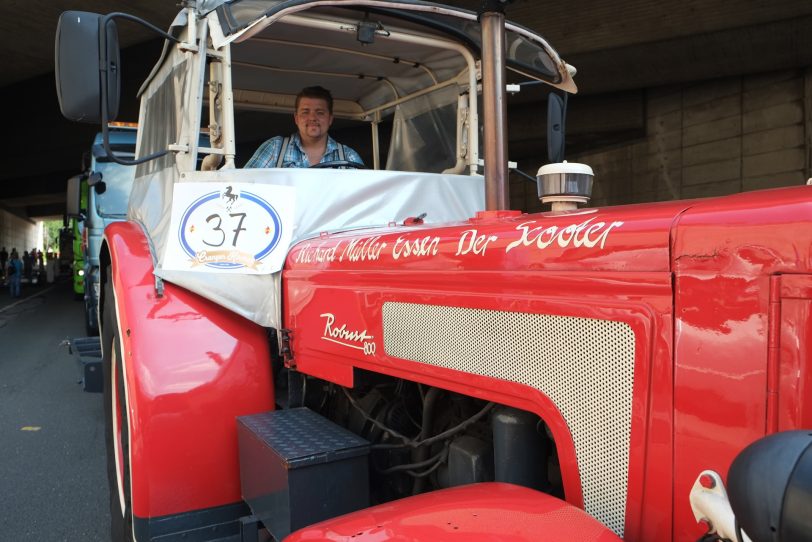 Kirmesoldtimer fahren von Bochum zum Cranger Kirmesplatz