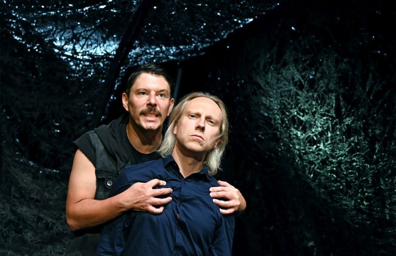 Markus Hartmann (Alexander Ritter) drängt Stephan Ernst (Helge Salnikau) zum Mord an Walter Lübcke.