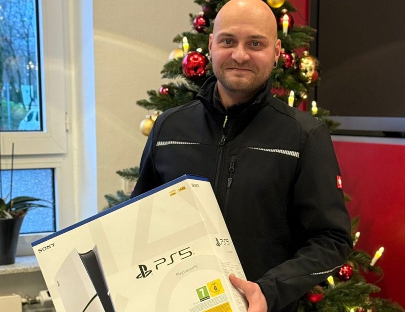 Eine Playstation 5 so kurz vor Weihnachten: Der glückliche Gewinner der Playstation war erkrankt, also holte Papa Tim den Gewinn ab.