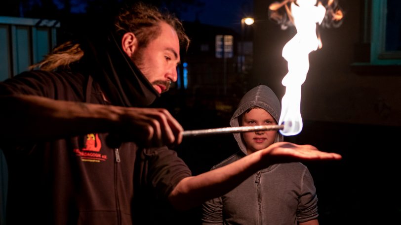 Schau her, so funktioniert das mit dem Feuer.