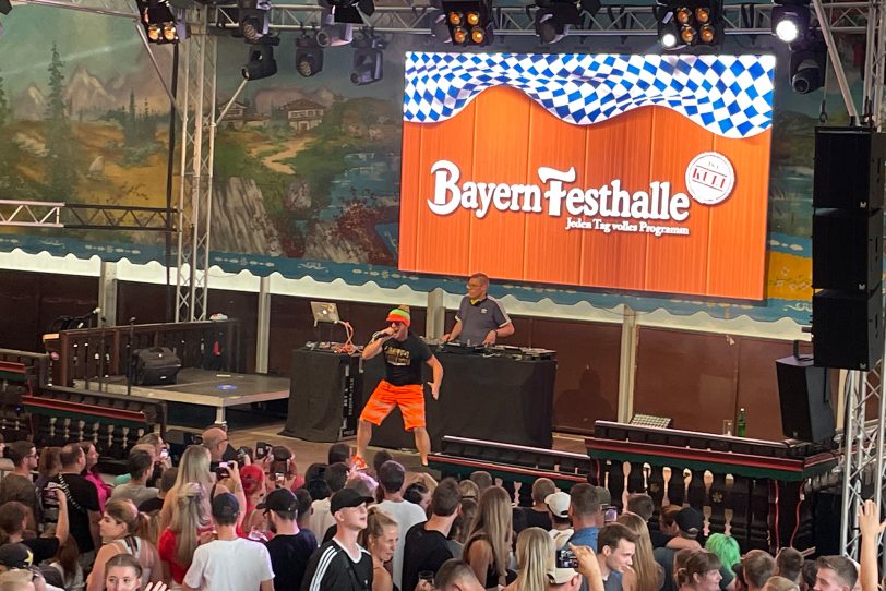 Veranstaltung "Malle dir einen" am Donnerstag (11.8.2022) im Bayern Festzelt auf der Cranger Kirmes mit DJ Robin, Julian Sommer und Asphalt Anton (im Bild).