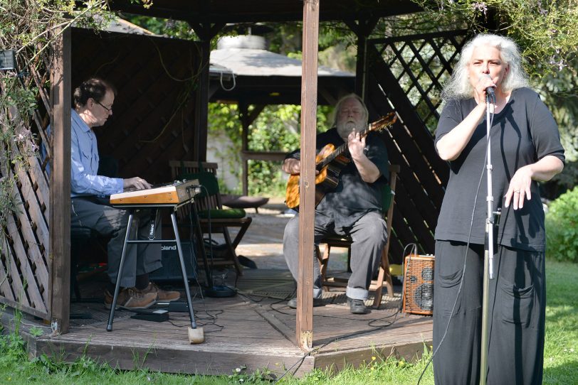 Schöne Wörter tummeln sich im Garten. v.l. Klaus Grafe, Norbert Müller, Katja Seidich.