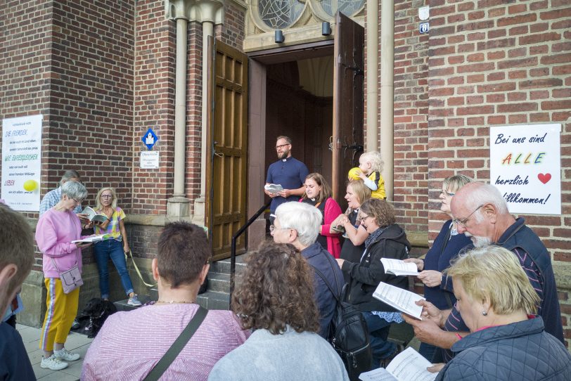 Gesang und Gebete am Kircheneingang.