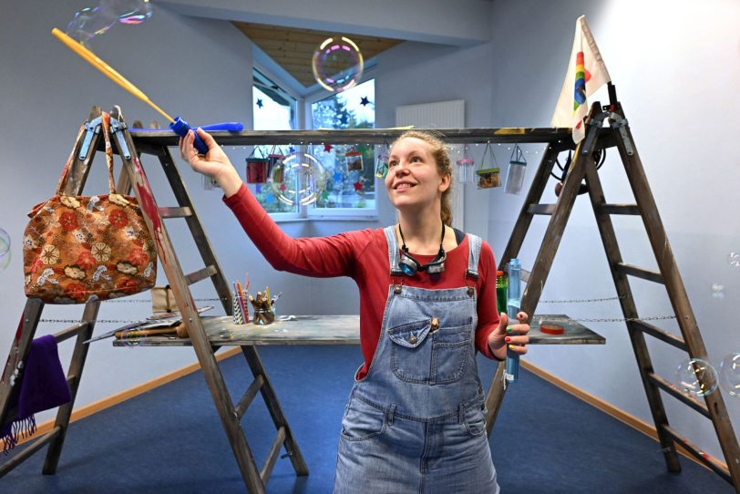 'Windspiel': Mit zwei Leitern und Tapezierbrettern dazwischen kommt Svenja Marija Topler in „Wind spiel“ aus.
