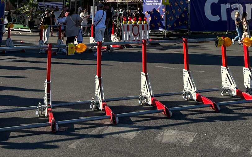 Terror-Sperren wie hier zur Cranger Kirmes 2024 sollen Anschläge mit Autos und Lkw bei großen Menschenansammlungen verhindern - sie stehen auf der Bahnhofstraße schon bereit (Archivbild).