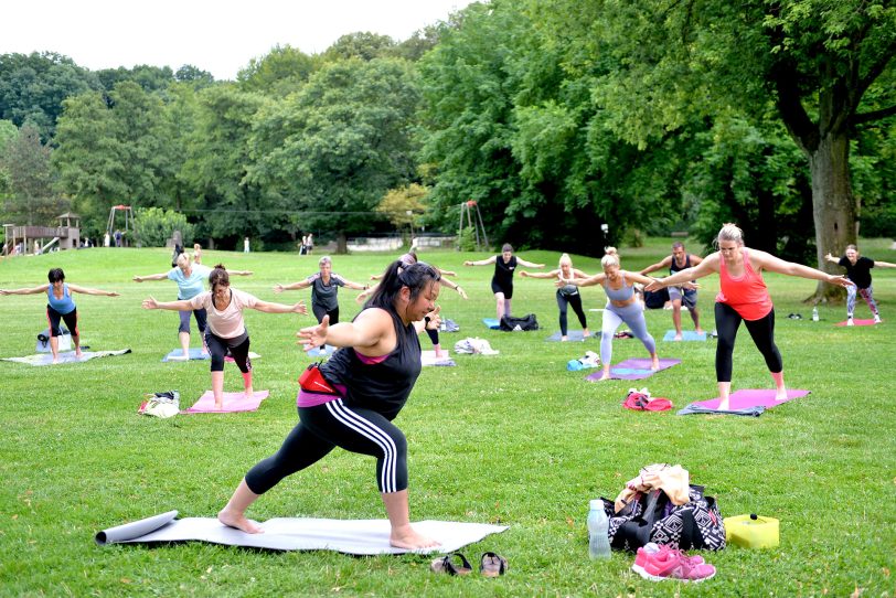 Yoga mit Wai Ying Keuchel: Sommerangebot 2024 des BTC im Gysenberg auf der Wiese neben der Eissporthalle gegenüber der Sporthalle.