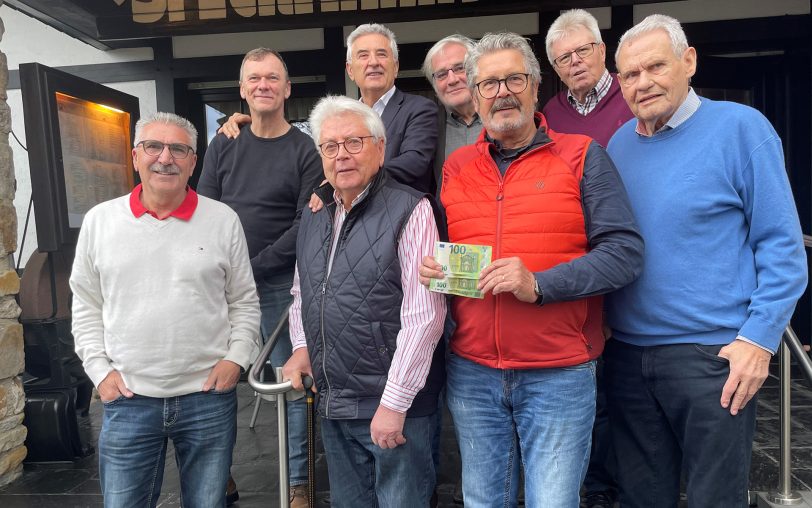 Übergabe von 2.000 Euro an Spenden: Frank Stieglitz (hinten, li.) sowie SSB-Chef Hans Peter Karpinski (vorne, 2. von re.) mit den Mitgliedern des Sportstammtisches Dr. Veselko Jovanovic, Jochen Schübel und Heinz Niehoff (hinten von li.) sowie Arnold „Adi“ Plickert, Heinz Huschenbeth und Arnold Scheibe.