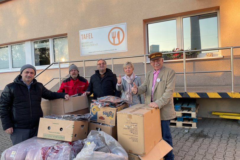 Gemeinsame Weihnachtsaktion mit Spenden von Jacken und Schals von der Islamischen Gemeinde, Yeşil Logistik, Familie Yukarıbaş und Automattenland Herne.