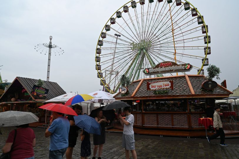 Regnerischer Start zum Beginn der 540. Cranger Kirmes: Die Besucher haben am Donnerstag (1.8.2024) aber an ihre Regenschirme gedacht.