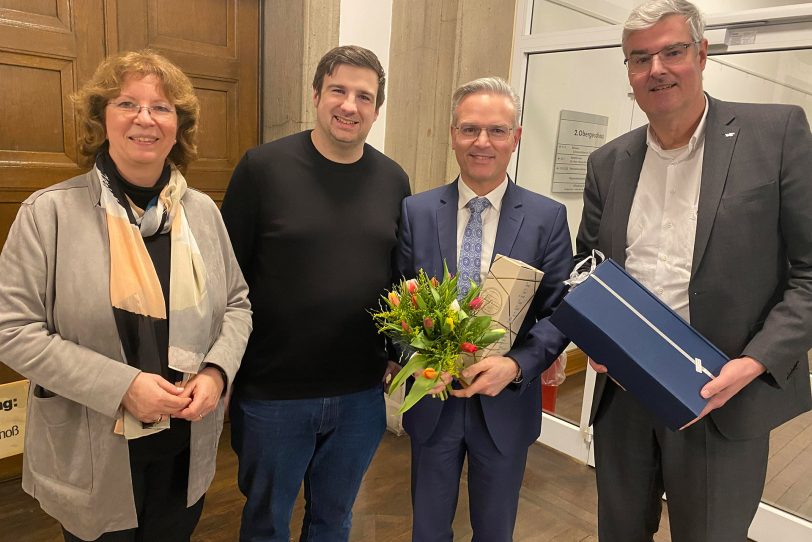 Mit Frank Burbulla (2.v.r.) freuten sich vor Ort im Rathaus die (v.li.) stellv. CDU-Kreisvorsitzende Bettina Szelag, der CDU-Kreisvorsitzende Christoph Bußmann und der ehemalige Fraktionsvorsitzende und jetzige Kreisschatzmeister, Markus Schlüter.