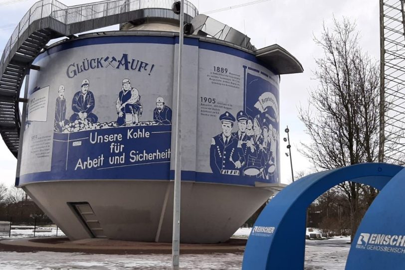 Ziel der 2. Radtour am Sonntag 21. Mai 2023 sind Silke Wagners Mosaiken „Glückauf. Bergarbeiterproteste im Ruhrgebiet“ an der ehemaligen Herner Kläranlage.