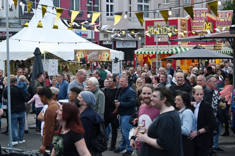 Feierende Besucher der Wanner Mondnächte: Der Buschmannshof war am frühen Freitagabend (6.6.2025) bereits gut gefüllt.
