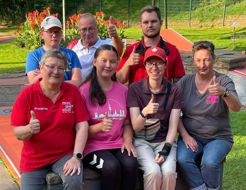 Stadtmeisterschaften im Minigolf 2024: v.l.Max Schmidt, Joachim Garden, Tim Emmerndörffer. unten v.l.: Friederike Gronski, Sonja Knoll, Lea Reitemeier, Daniela Welz.