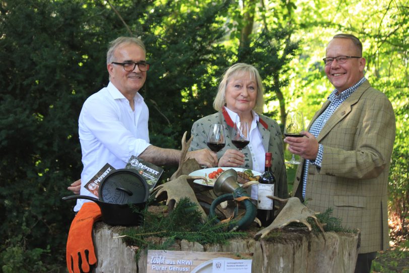 v.l. Milan Kaitaz, Inhaber des „Café & Restaurant im Eickeler Park“, Irmgard Scholz, Geschäftsführerin des Wanner Hegering und der Vorsitzende der Wanner Grünröcke, Kai-Uwe Schmidt.