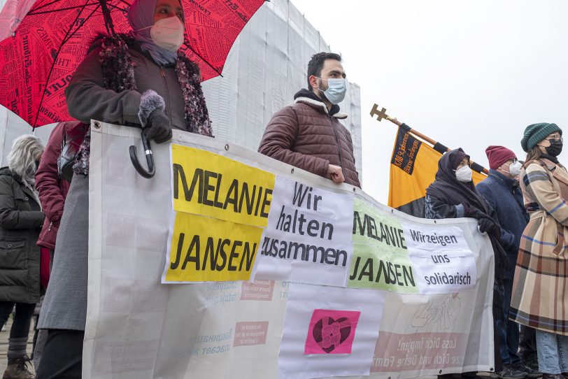 Friedensgebet an der Kreuzkirche in Herne (NW), am Samstag (22.01.2022). Seit einigen Wochen haben sich das Bündnis Herne, die Schirme gegen Rechts, die katholische Kirchengemeinde St. Dionysius, die Islamische Gemeinde Röhlinghausen und die evangelische Kreuz-Kirchengemeinde zusammengeschlossen, um ein Zeichen für ein solidarisches Miteinander in der Pandemie zu setzen und den Opfern der Pandemie zu gedenken.