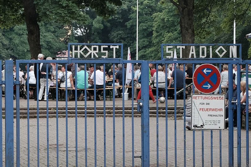 Am Horststadion.