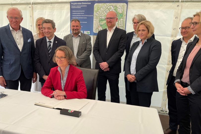 Prof. em. Hubert Schulte-Kemper (Vorstand MRB AG i.G.), Dr. Kirsten Schulte-Kemper (Vorstand FAWAG), Werner Arndt (Bürgermeister Marl), Ina Scharrenbach (MHKBG), Karlheinz Friedrichs (Stadtrat Herne), Sören Link (Oberbürgermeister Duisburg), Dr. Thomas Palotz (Beigeordneter Oberhausen), Michaela Eislöffel (Bürgermeisterin Dinslaken), Patrick Schneckenburger (E.ON), Stefanie Hugot (Referatsleitung Städtebau Gelsenkirchen).