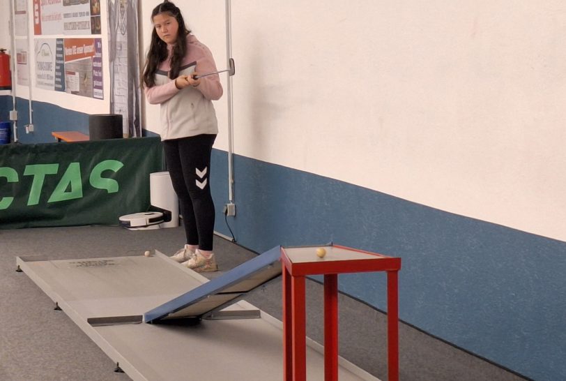 Sonja Knoll beim Adventsturnier Minigolfer.