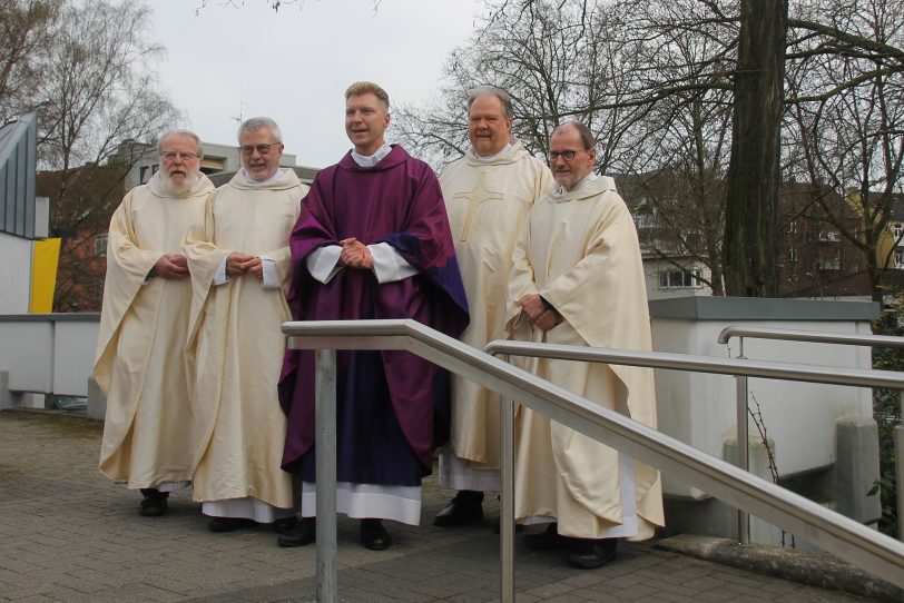 Der neue Herner Pfarrer Dr. Nils Petrat (Mitte) im Kreise der weiteren Herne Pastöre und Dechant Ludger Plümpe (2. v.r.)