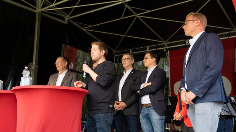 Das SPD-Familienfest am Sonntag (7.5.2023) im Schlosspark Strünkede. Am Rednerpult SPD-Generalsekretär Kevin Kühnert.