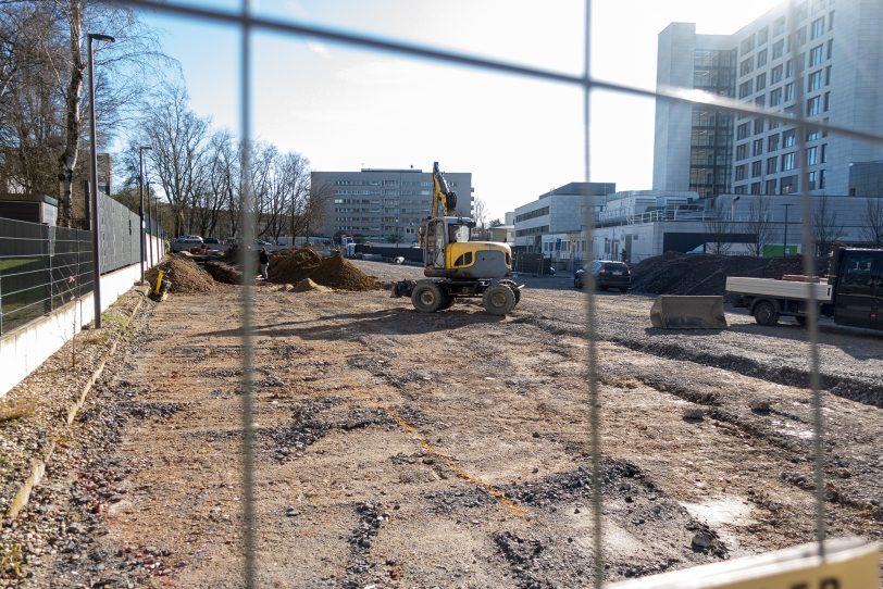 Baustelle für das neue Parkhaus an der Universitätsklinik Marienhospital am Hölkeskampring.