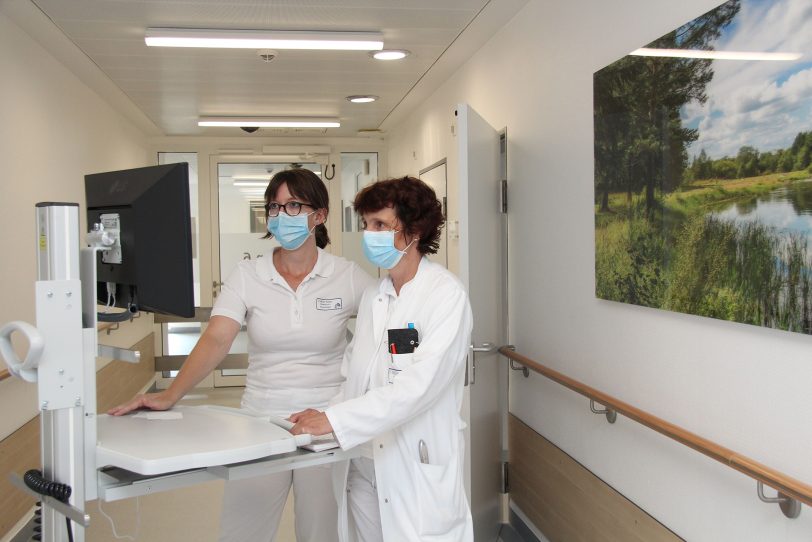 Während der Visite auf der neuen Station: v.l. Oberärztin Esther Keller mit Chefärztin Dr. Sylke Düllberg-Boden.