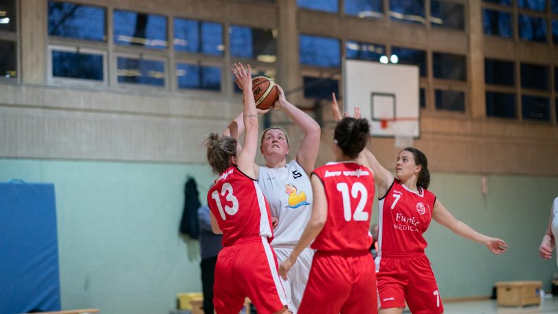 Die Ruhrpott Baskets Herne gewinnen das Spitzenspiel gegen den BSV Wulfen mit 65:42.