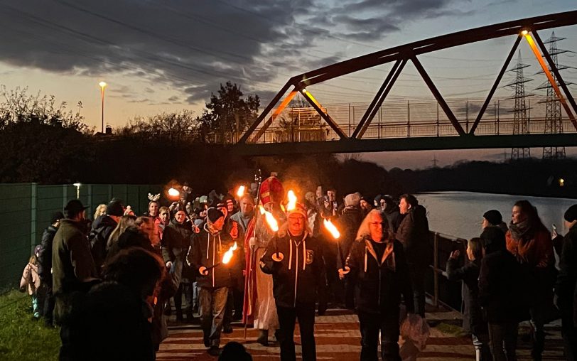 Bei der Nikolausaktion der Mondritter kam er in Unser Fritz am Steg vom Rhein-Herne-Kanal an, zog dann per Fackellauf weiter zum Heimatmuseum und verteilte dort 450 Tüten mit Obst und Schokolade an Kinder.