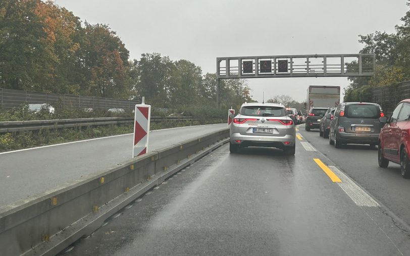 Baustelle auf der A42: Im Bereich zwischen Wanne und Herne-Crange wurde ein kleiner Schutzwall eingerichtet. Hier werden bald die Leitplanken erneuert.