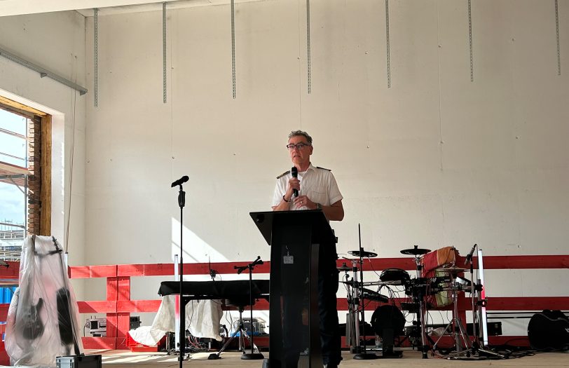 Für Feuerwehr-Chef Marco Diesing ist das Richtfest ein Tag der Freude.