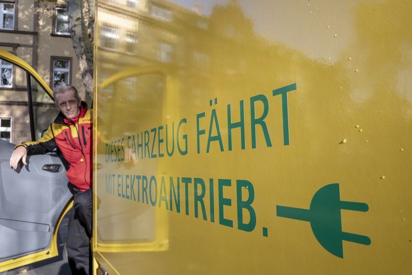 Ladeanschluss statt Kraftstofftank. Die neuen Paketfahrzeuge rollen mit Elektroantrieb.