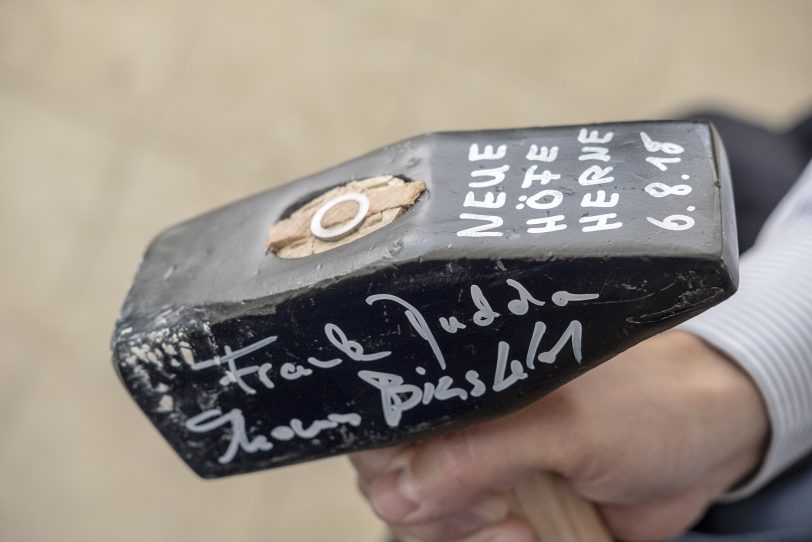 Hammer mit Unterschriften der Beteiligten.