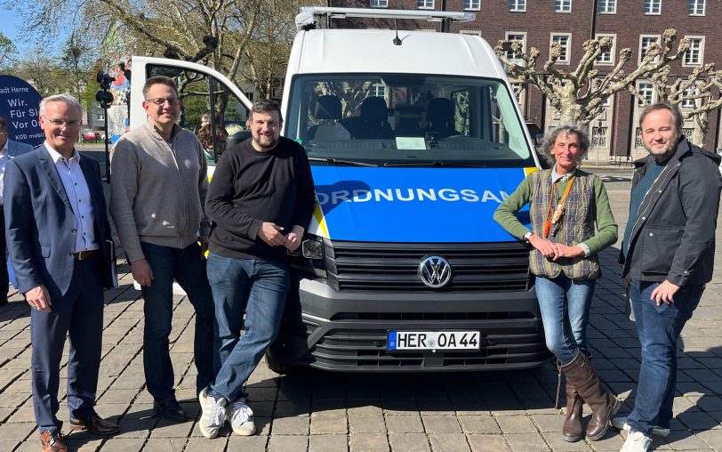 Freuen sich über die neue mobile Wache: (v.li.) Dr. Frank Burbulla, Sven Rickert, Christoph Bußmann, Barbara Merten und Björn Wohlgefahrt.