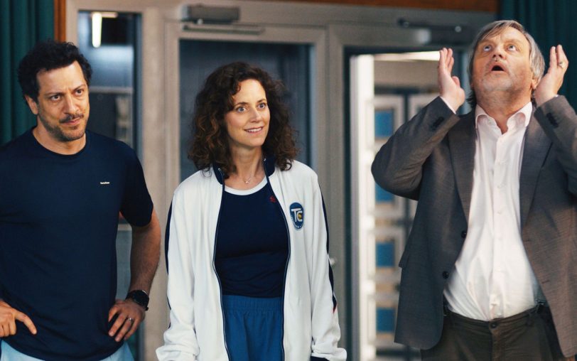 Erol Oturan (Fahri Yardim) will gar keine Extrawurst, die ihm seine höchst erfolgreiche Doppelpartnerin Melanie Pfaff (Anja Knauer) mit Vehemenz zuschustern will zum Entsetzen des Vorsitzenden Heribert Bräsemann (Hape Kerkeling, v.l.).