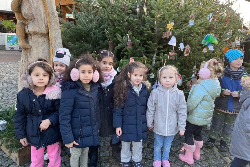 160 Kinder aus elf Kitas schmücken am Robert-Brauner-Platz am Freitag (25.11.2022) mehrere Tannenbäume.