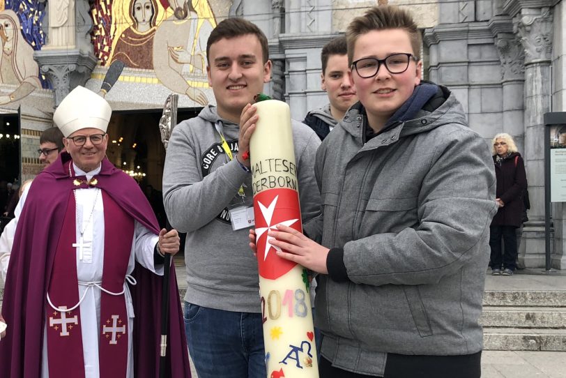 Sebastian Völker und Nils Schadwinkel tragen die Malteser Pilgerkerze.