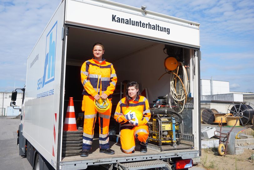 v.l. Die angehenden Kanalbauerinnen Christin Ring und Rebecca Oppermann auf dem Bauhof der SEH am Trimbuschhof