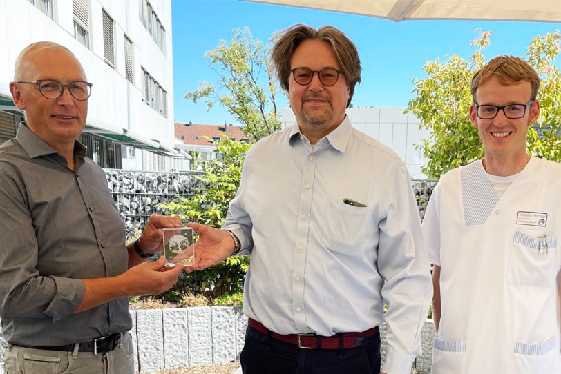 Gemeinsam aktiv für eine gute Palliativversorgung: v.l. Der Fördervereinsvorsitzende Pfarrer Frank Obenlüneschloß bedankt sich mit einem Spendenbaustein bei dem Herner Rechtsanwalt und Beiratsmitglied Harald Stöcker für die Spende. Mit dabei ist Pflegeassistent Sebstian Hendigk.