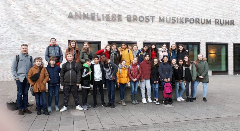 Die sechste Klasse des Pestalozzi-Gymnasiums bei den Bochumer Symphonikern.