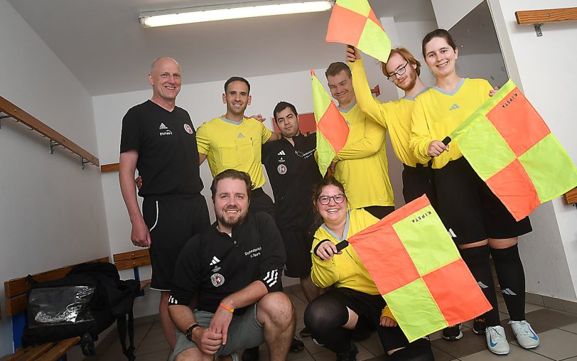 Leo Exuzidis (oben, 2.v.l.) mit seinem Integrationsteam, an der Fahne und bei der Spielvorbereitung unterstützten ihn (v.l.n.r.) Tim, Tim, Maik, Laura und Nicole, ebenfalls dabei: Christoph Wagner (unten links, Wewole-Stiftung) sowie Schiedsrichter Michael Trockel, Koordinator des Integrationsteams für den Fußballkreis Herne (oben, li.).