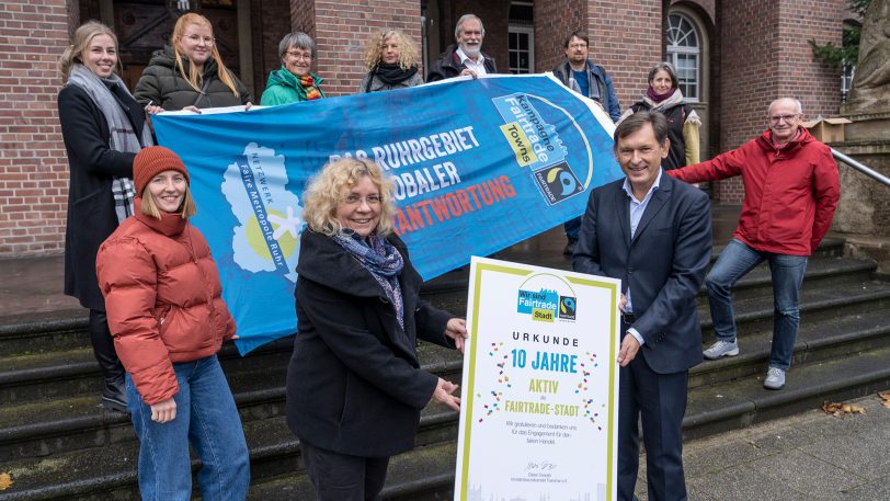 Flagge zeigen für fairen Handel am Mittwoch (23.11.2021) vor dem Rathaus, unter anderem mit OB Dr. Frank Dudda (vorne rechts).
