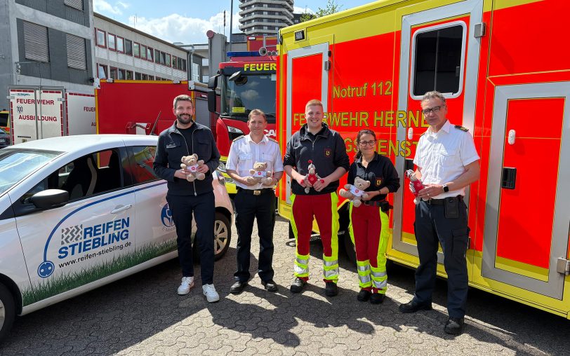 Übergabe der Spende von 40 Trostrittern und 60 Trostbärchen von Reifen Stiebling für den Rettungsdienst der Feuerwehr: (v.li.) Geschäftsführer Alexander Stiebling, Matthias Kimna (Abteilungsleiter operativer Einsatzdienst), Lukas Meyer (Rettungssanitäter), Hatice Gülay (Notfallsanitäterin) und Feuerwehr-Chef Marco Diesing.