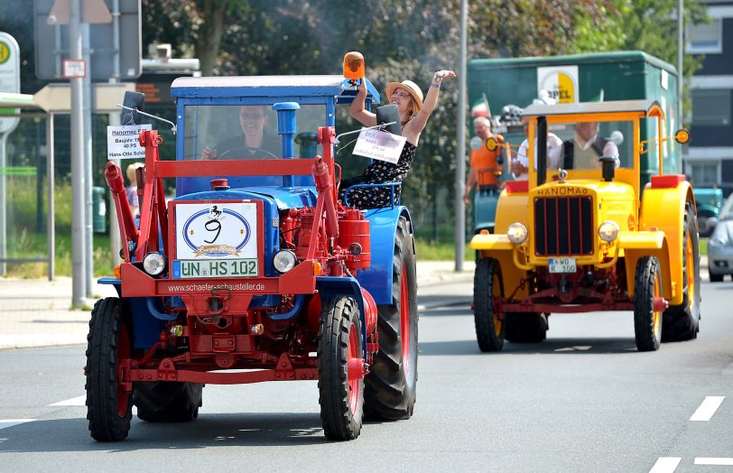 Kirmesoldtimer fahren von Bochum zum Cranger Kirmesplatz