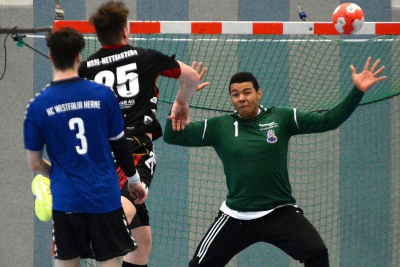 Daniel Ebereonwu glänzt im Tor.