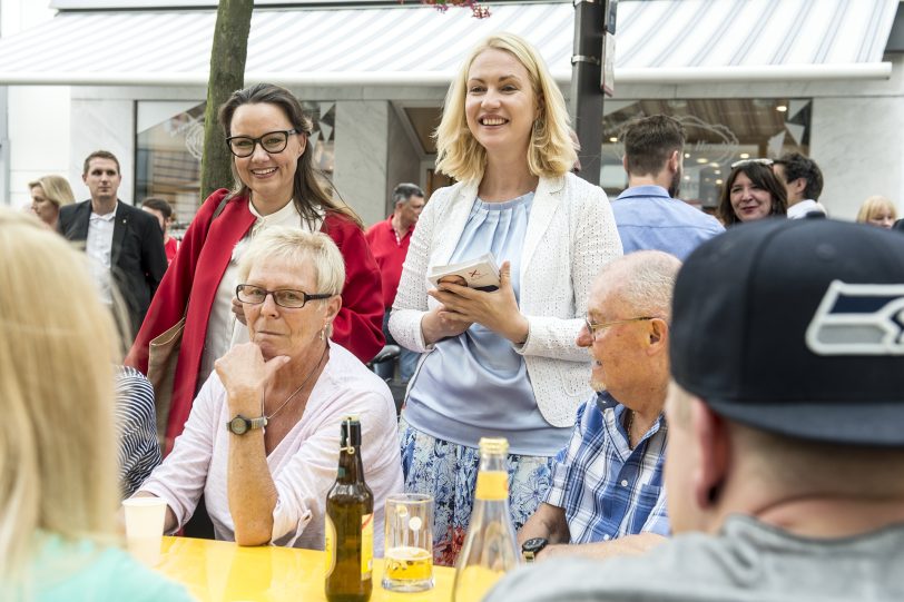 v.l. Michelle Müntefering und Manuela Schwesig beim Nightlight-Dinner.